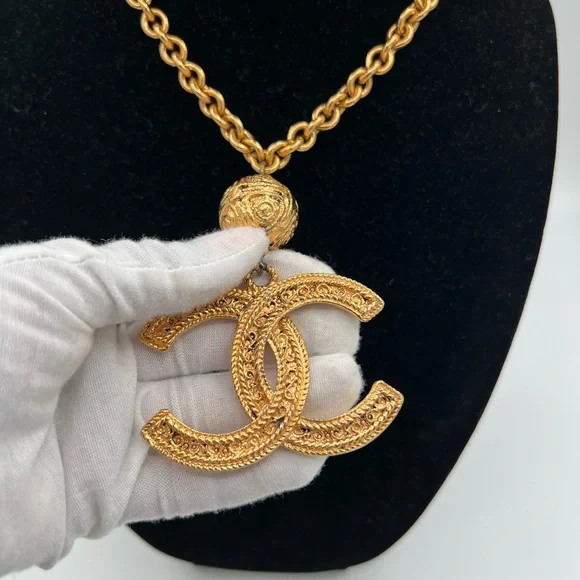 Chanel 24k gold plated vintage large CC logo necklace ❤️ - Picture 5 of 7